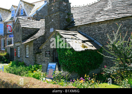 Il vecchio national trust post office Tintagel Atlantic Coast village cornwall west country England Regno unito Gb Foto Stock