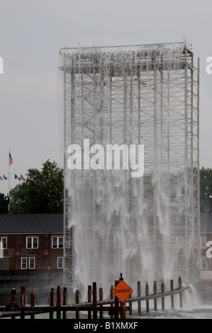 Uno dei quattro cascate che Danish-Icelandic artista Olafur Eliasson installato nel porto di New York come un progetto di arte pubblica. Foto Stock