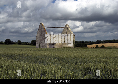 Abbandonato edificio agricolo nel campo, Bazouches au Houlme, Normandia, Francia. Foto Stock