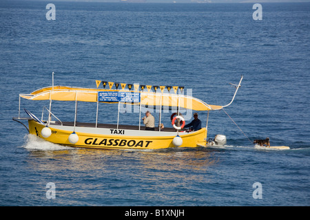 Opatija Istria Croazia Europa Può Glassboat turistica taxi acqueo cane di traino sulla tavola da surf in mare sulla costa di Kvarner Foto Stock
