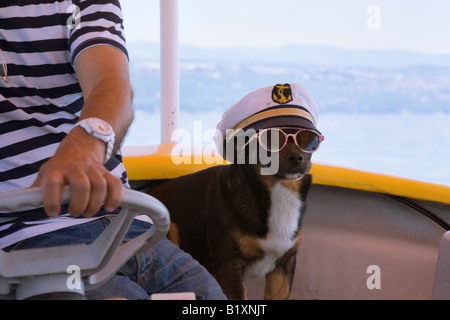 Opatija Istria Croazia Europa. Un uomo e il suo cane divertente indossando occhiali da sole e cappello marinaio Foto Stock