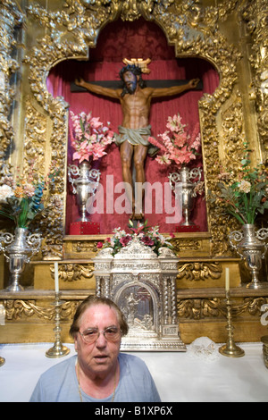 Vecchia donna, adoratore del Santo Cristo de la Expiracion, chiesa di Santos Martires, Brozas, Caceres, Spagna Foto Stock