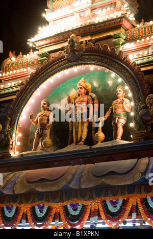 Signore MURUGAN figura sul tetto del tempio durante l'annuale festival indù di THAIPUSAM Grotte Batu Kuala Lumpur in Malesia Foto Stock