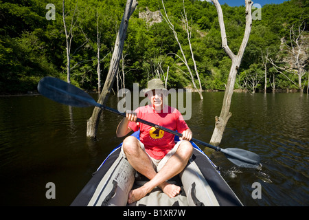 Un uomo di canoa sul fiume Sioule (Puy-de-Dôme - Francia). Homme pagayant sur la Sioule (Puy-de-Dôme 63 - Francia). Foto Stock