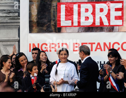 Ex ostaggio Ingrid Betancourt essendo accolti dal sindaco di Parigi Bertrand Delanoe dopo essere stati liberati dalla guerriglia delle FARC. Foto Stock