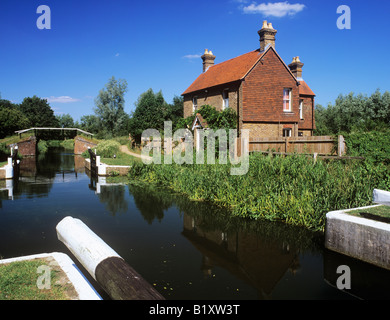Walsham gates lock e Lock keeper's cottage su Wey navigazione in estate. Ripley Surrey in Inghilterra UK Gran Bretagna Foto Stock