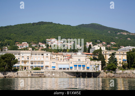 Opatija Istria Croazia Europa vista Offshore di elegante lungomare hotel Kvarner in Seaside Resort Foto Stock