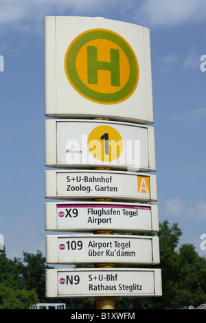 Berlino Germania il trasporto pubblico LPP fermata bus segno indicante il bus numero del percorso di destinazione e l'aeroporto di Tegel Foto Stock