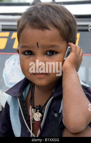 Ragazzo di Rajasthani parlando attraverso un telefono cellulare, Rajasthan (India) Foto Stock