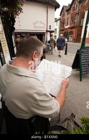 Regno Unito Galles Powys Rhayader town center gente seduta al di fuori del centro storico Old Swan Pub sala da tè mappa di consulenza Foto Stock