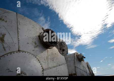 Vecchi abbandonati e dimenticati i contenitori dell'olio al punto di Johnson, banche Isola, Northwest Territories. Foto Stock