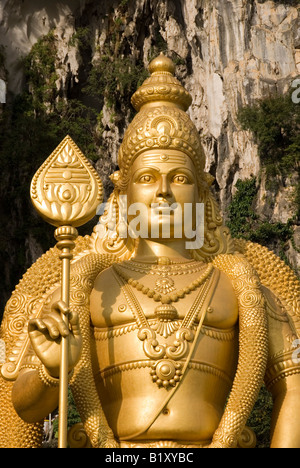 Signore gigantesca statua MURUGAN presso le Grotte di Batu entrata durante l'annuale festival indù di THAIPUSAM Kuala Lumpur in Malesia Foto Stock