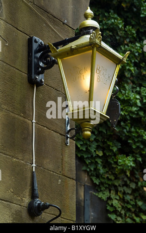 La vecchia strada lampada, il toro nero, Main Street, Haworth, West Yorkshire, Inghilterra, Regno Unito. Foto Stock