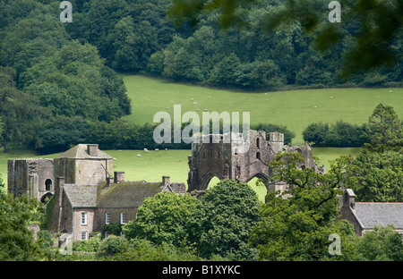 Llanthony Priory dalle colline sopra in montagna nera del Galles Foto Stock