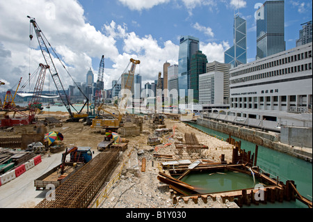 Grandi opere di bonifica in corso nel Porto Victoria con edifici alti alla parte posteriore nel Distretto Centrale di Hong Kong 2008 Foto Stock