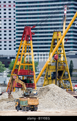 Grandi opere di bonifica in corso nel Porto Victoria con highrise edifici alla parte posteriore nel Distretto Centrale di Hong Kong 2008 Foto Stock