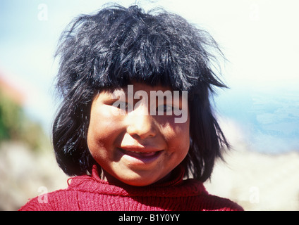 Ritratto di una bambina su Isla Taquile nel lago Titicaca in Perù Foto Stock