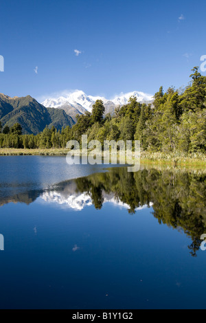 Aoraki Mt Cook e Mt Tasman (a sinistra) riflessi nel Lago Matheson, Sud Westland, Isola del Sud, nuova Zelanda Foto Stock