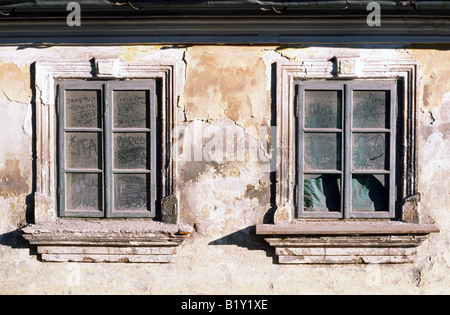 Rotto street di windows su di una casa molto antica Foto Stock