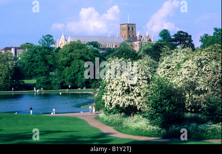 St Albans Cathedral e Verulamium Park Hertfordshire Inghilterra Inglese Regno Unito architettura medievale Foto Stock