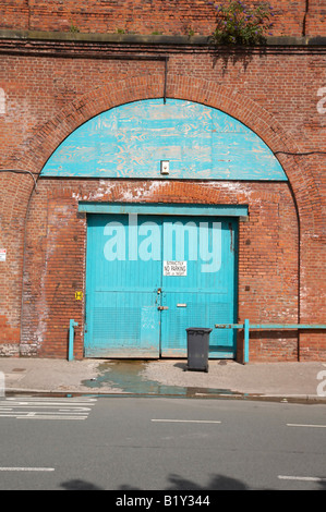 Chiuso bottega sotto archway Foto Stock