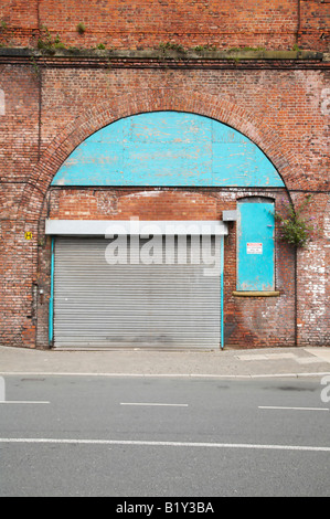 Chiuso bottega sotto archway Foto Stock