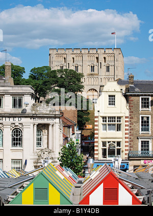 NORWICH CASTLE guardando su tetti colorati di MARKET PLACE NORFOLK England Regno Unito Foto Stock