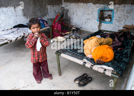 Una madre di Rajasthan deserto di Thar India prepara chapati, un fiocco focaccia di azzimo pasta cotta, tipo di roti. Foto Stock