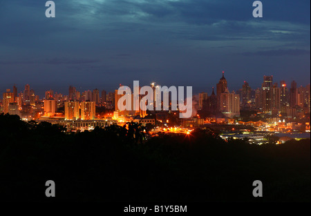 Panama city di notte visto dalla cima del parco metropolitano, provincia di Panama, Repubblica di Panama. Novembre, 2007. Foto Stock
