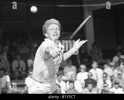 Boris Becker a giocare una mano posteriore volley a Wimbledon 1987 Foto Stock