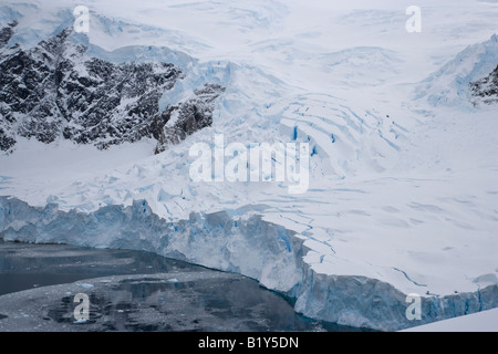 Grossi crepacci nel gigante ghiacciaio blue mountain, il ghiaccio del ghiacciaio interruzione in Neko Harbour, Antartide Penisola Antartica Foto Stock