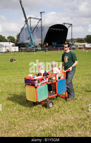 Due giovani ragazzi essendo spinto in un carrello al Glastonbury Festival 2008 Foto Stock