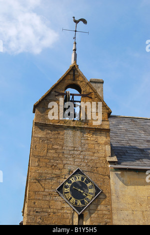 Xvi secolo torre il coprifuoco, High Street, Moreton-in-Marsh, Gloucestershire, England, Regno Unito Foto Stock