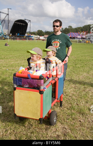 Due giovani ragazzi essendo spinto in un carrello al Glastonbury Festival 2008 Foto Stock