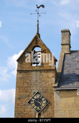 Xvi secolo torre il coprifuoco, High Street, Moreton-in-Marsh, Gloucestershire, England, Regno Unito Foto Stock