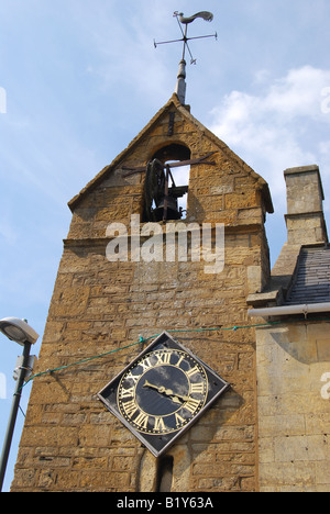 Xvi secolo torre il coprifuoco, High Street, Moreton-in-Marsh, Gloucestershire, England, Regno Unito Foto Stock