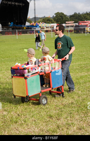 Due giovani ragazzi essendo spinto in un carrello al Glastonbury Festival 2008 Foto Stock