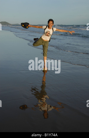 Giorni felici, lu avente il divertimento sulla spiaggia, Rayong Thailandia Foto Stock
