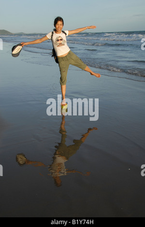 Giorni felici, lu avente il divertimento sulla spiaggia, Rayong Thailandia Foto Stock