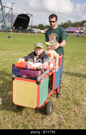 Due giovani ragazzi essendo spinto in un carrello al Glastonbury Festival 2008 Foto Stock