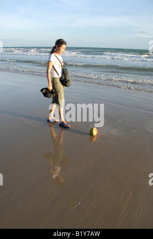 Giorni felici, lu avente il divertimento sulla spiaggia, Rayong Thailandia Foto Stock
