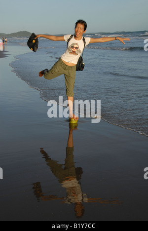 Giorni felici, lu avente il divertimento sulla spiaggia, Rayong Thailandia Foto Stock
