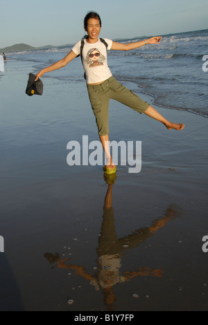 Giorni felici, lu avente il divertimento sulla spiaggia, Rayong Thailandia Foto Stock