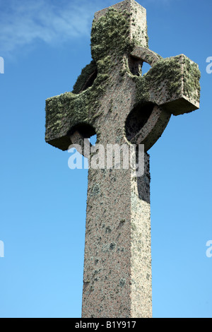 Vecchio religioso celtic Cross contro il cielo blu, Isola di Iona Foto Stock