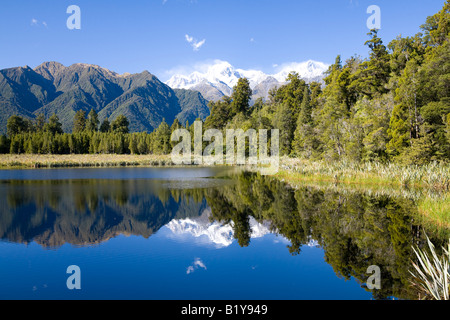 Aoraki Mt Cook e Mt Tasman e il loro riflesso nel Lago Matheson, regione del Sud Westland, isola del Sud, nuova Zelanda Foto Stock