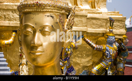 Kinnara metà uomo oro mitologica figura e monkey warriors Grand Palace a Bangkok in Tailandia Foto Stock