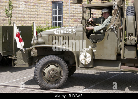 WW2 rievocazione con 'americano' le truppe e i veicoli da qualche parte in Inghilterra meridionale appena prima del D-Day. Foto Stock