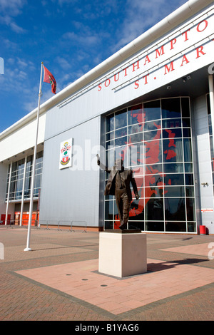 Statua di ex Southampton Football Club manager Ted Bates al di fuori di St Mary's Stadium Southampton Hampshire Inghilterra Foto Stock