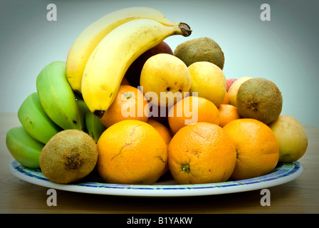 Piatto pieno di frutta Foto Stock