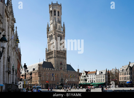 Grote Markt (piazza principale) e la Torre Campanaria nel centro della città vecchia di Bruges, Belgio Foto Stock